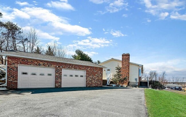 Foto del edificio - Single Family Home in Established Green Valley community available March 1st!