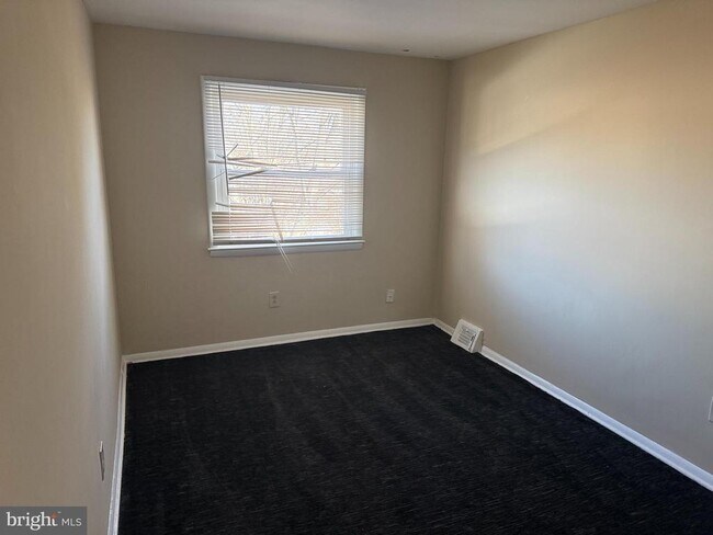 Foto del edificio - 119 Larch Ave