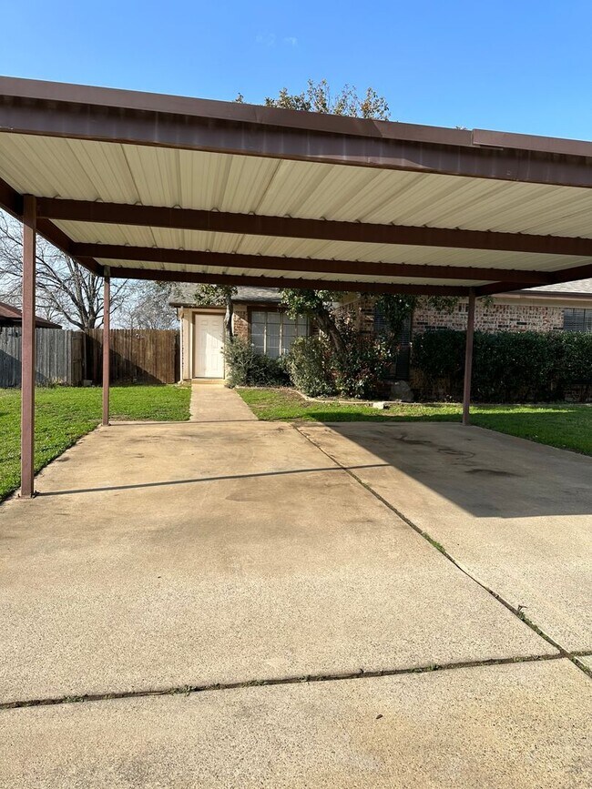 Building Photo - Full brick 2 bed 2 bath Covered Carport and wood burning fire place