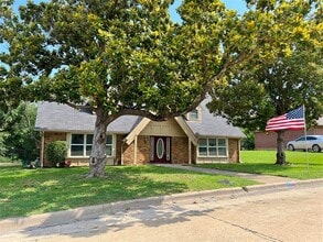 Building Photo - 508 Trail Lake Pl