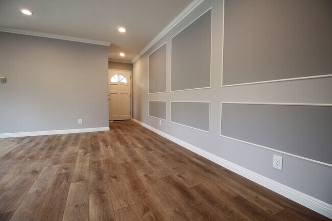 Building Photo - 2261 N Beachwood Dr