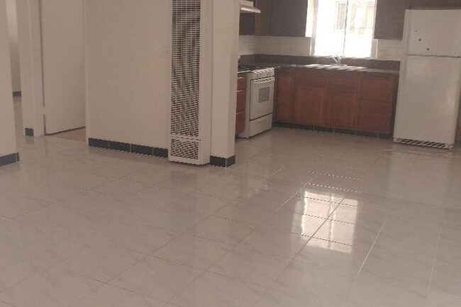 Living rm & Kitchen - 626 N Kingsley Dr
