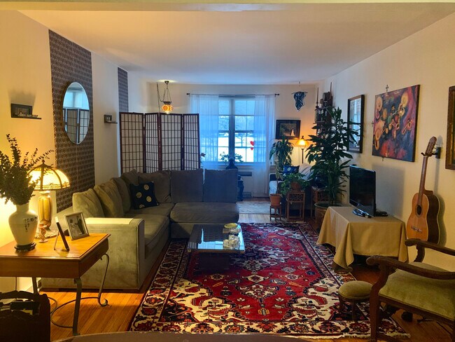 Living room - 8300 Boulevard E