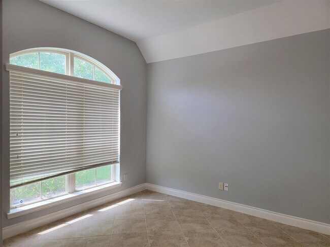 Building Photo - 2023 Sunset Springs Dr