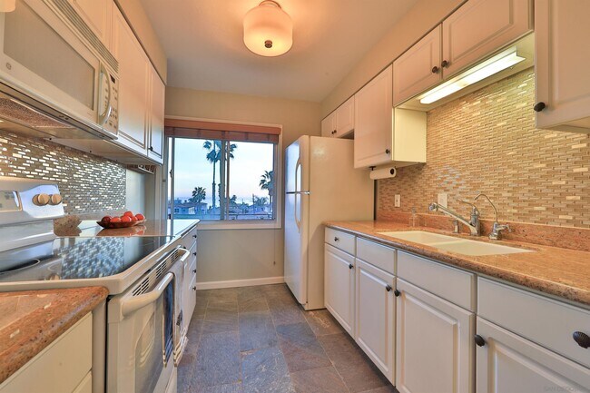 Building Photo - 5363 La Jolla Blvd