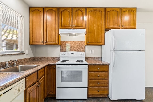 Building Photo - Sheffield Village Living: Spacious 2BD w/ Parking in San Leandro School District