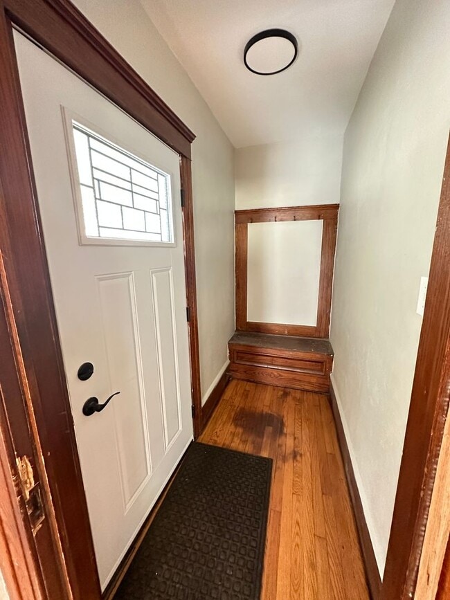 Building Photo - Large Remodeled Modish Home