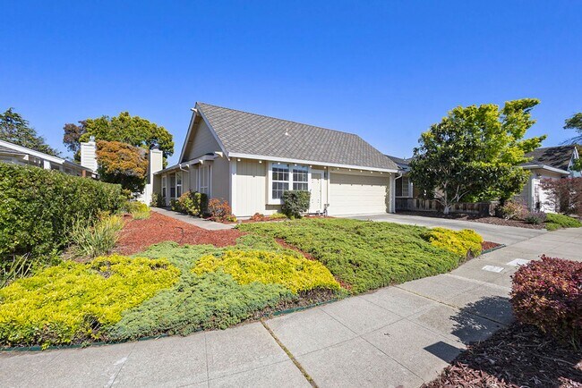 Building Photo - 32 Hampton Ct. - 2 bedroom | 2 bath | Sing...