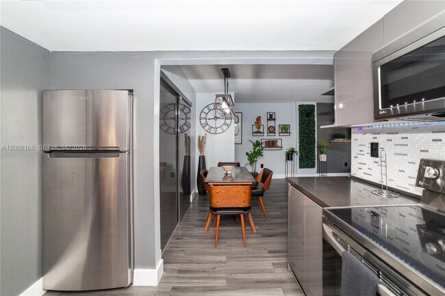 Foto del edificio - 200 178th Dr