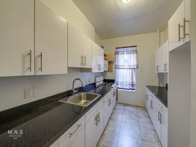 Foto del edificio - 86-02 Park Ln S
