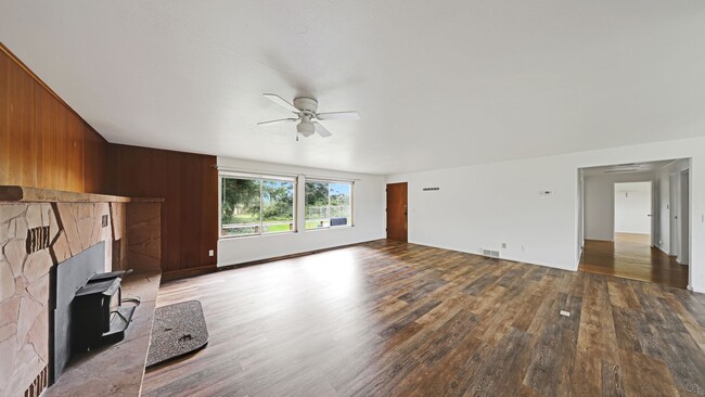 Building Photo - 3 Bed 2 Bath - Dog Friendly - Parking - St...