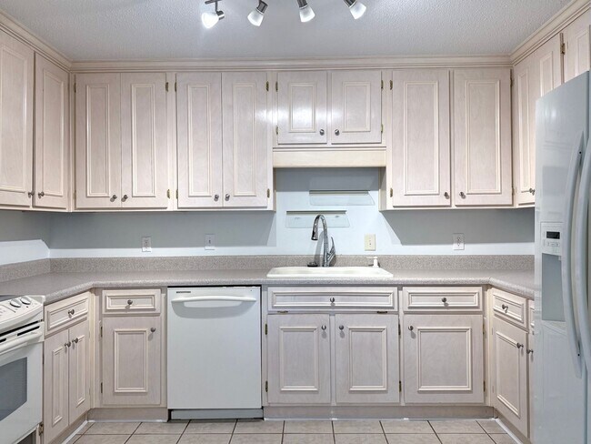 Building Photo - Large 3 bed, 2 bath home in Harwell Hills