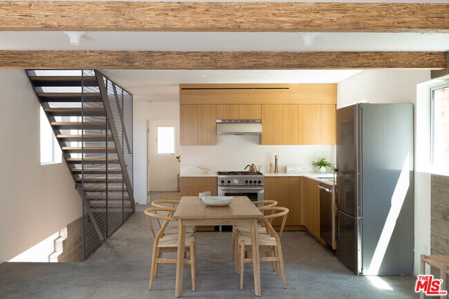 Foto del edificio - 8870 Wonderland Ave