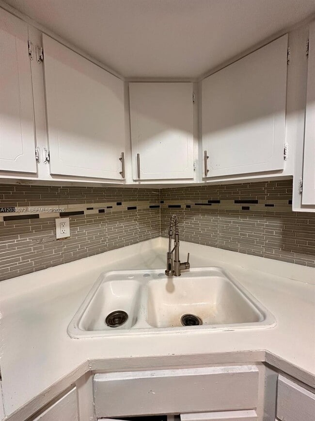 Building Photo - 5540 SW 38th Ct