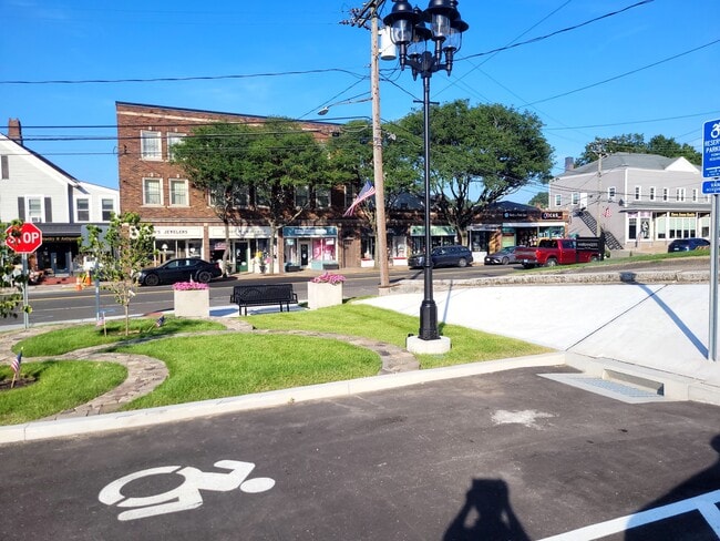 Building Photo - 701 Main St