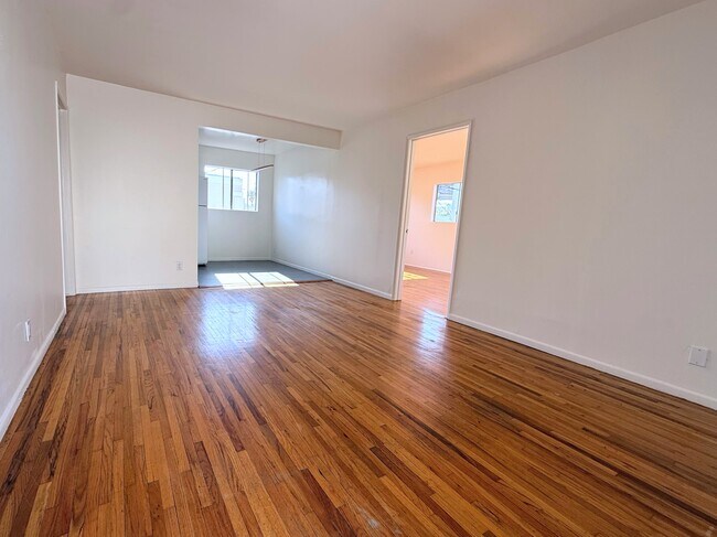 Foto del edificio - 751 N Sycamore Ave