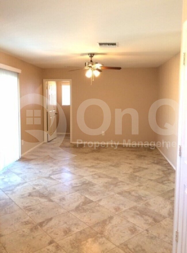 Foto del edificio - 3356 E Carmel Ave