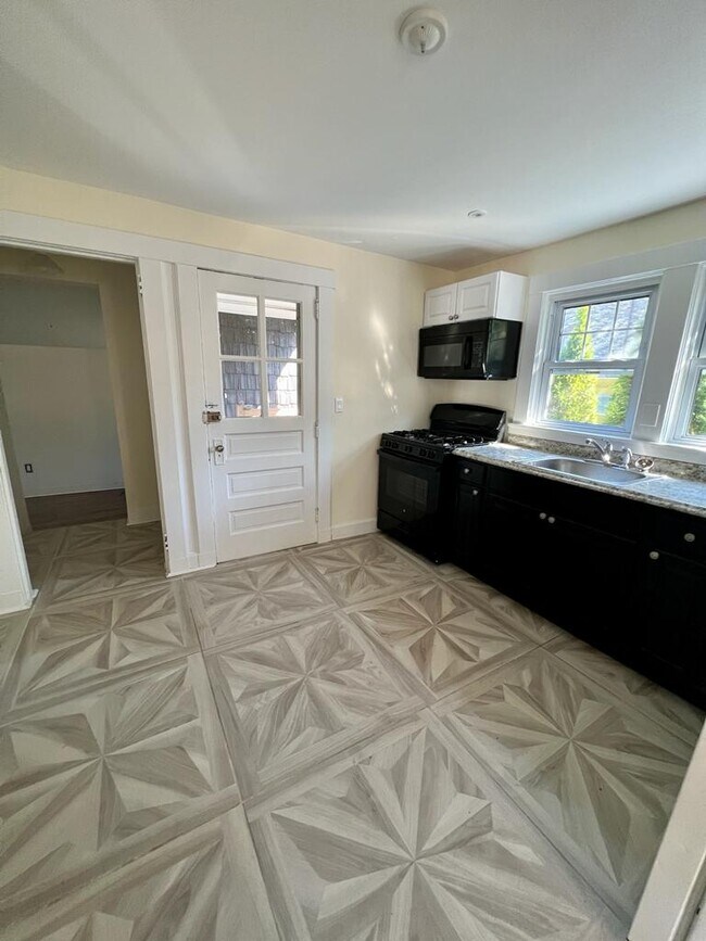 Kitchen - 1185 E Putnam Ave