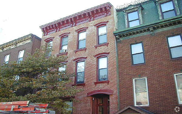 Building Photo - 164 India St