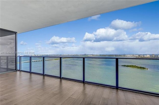 Foto del edificio - 700 NE 24th St