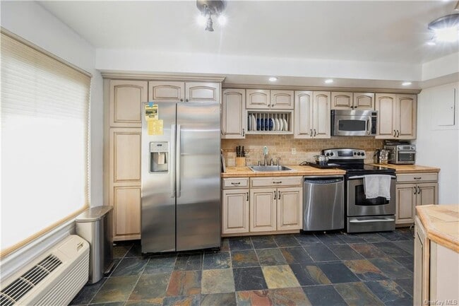 Building Photo - 500 High Point Dr