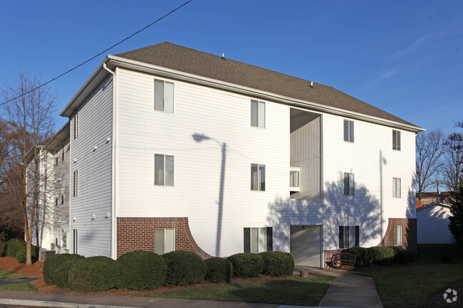 Primary Photo - Spartan Place Apartments