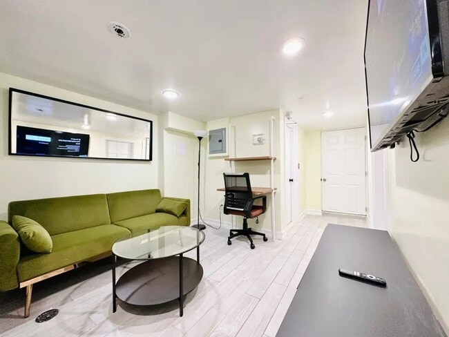 Foto del edificio - Furnished room/NOT APARTMENT