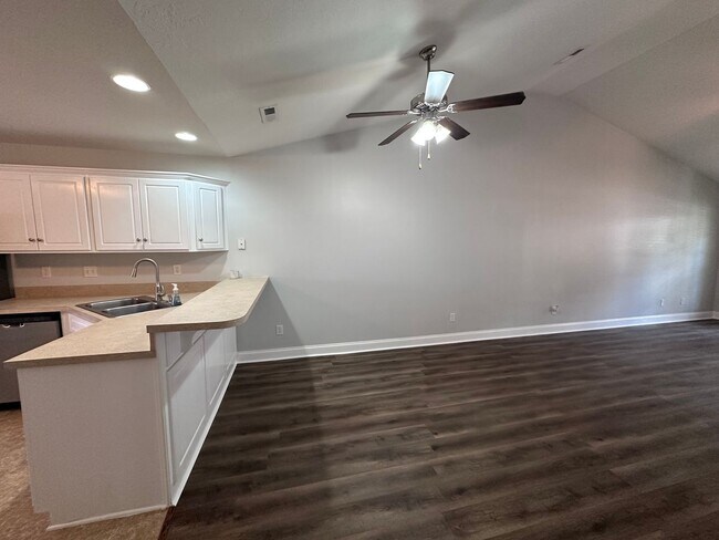 Foto del edificio - Two Bedroom Two Bath & Sunroom Townhome