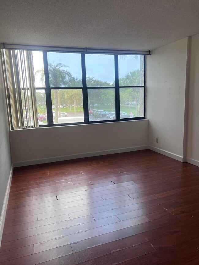 Foto del edificio - 16300 Golf Club Rd