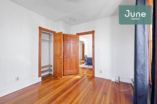 Building Photo - Room Only in 4-bed/1.0-bath Home