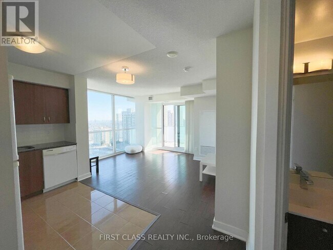 Photo du bâtiment - 5740 Yonge St