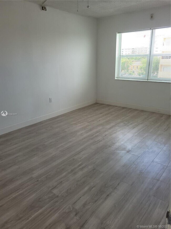 Foto del edificio - 3536 NE 168th St