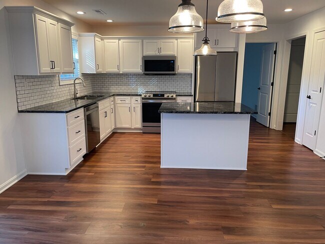 Foto del edificio - BEAUTIFUL 3 Bedroom 2 Bath Home in the Cit...
