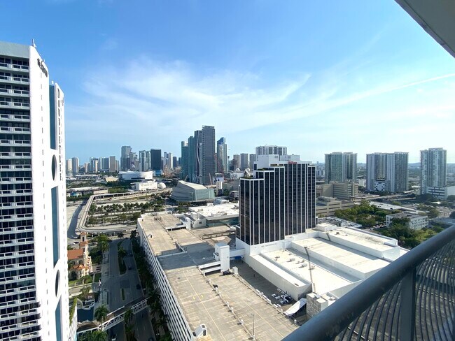 Building Photo - 1750 N Bayshore Dr