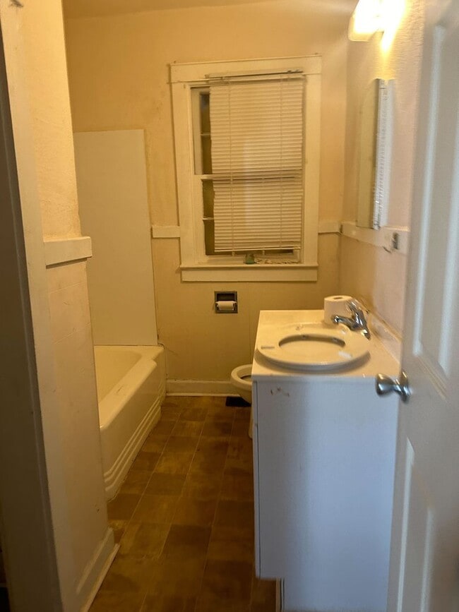 Building Photo - Cozy Eastlake Home with Bonus Room
