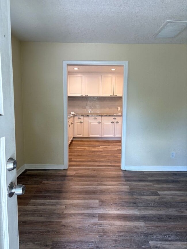 Foto del edificio - Beautifully Appointed 3/2 w Garage For Ren...