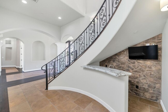 Building Photo - 3324 E Suncrest Ct