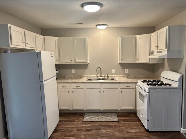 Foto del edificio - Check Out This 3-Bed/1-Bath House in Bluff...