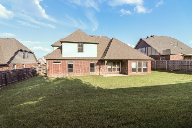Building Photo - Gorgeous 4 Bedroom Newly Painted Home With...