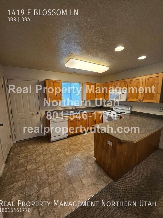 Building Photo - 3 Bedroom 2.5 Bath Ogden Townhome Availabl...