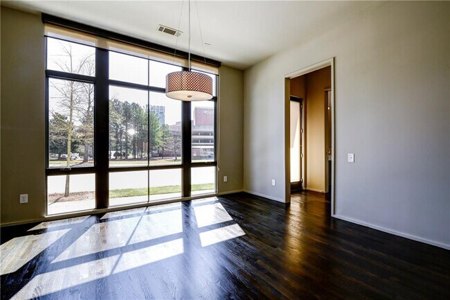 Foto del edificio - 721 Longleaf Dr NE