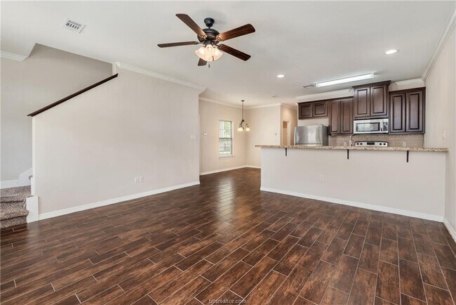 Building Photo - 302 Live Oak St