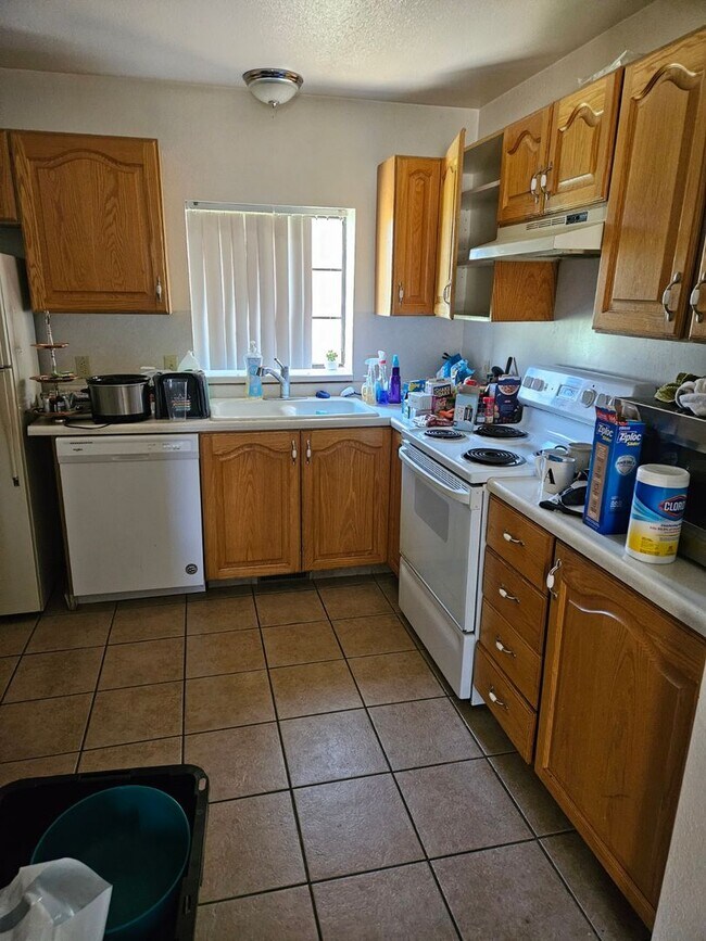 Foto del edificio - 2 bedroom, 1 bath apartment available in N...