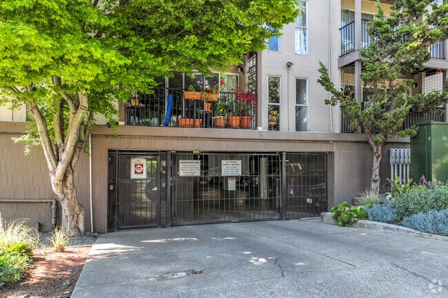 Garaje del edificio - 425 Orange St