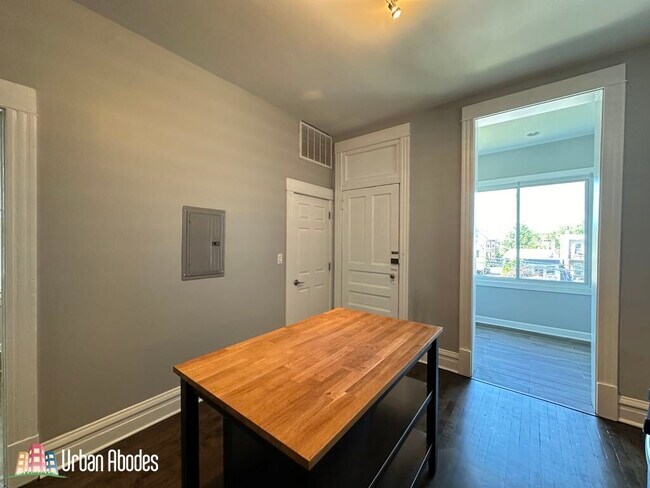 Building Photo - 3444 W Wrightwood Ave