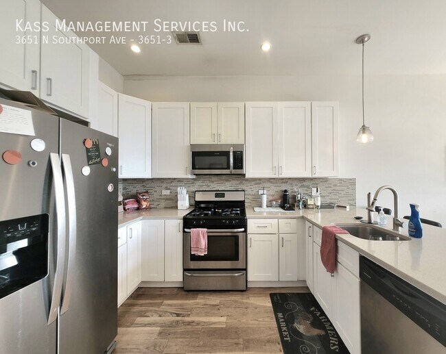 Foto del edificio - 3651 N Southport Ave