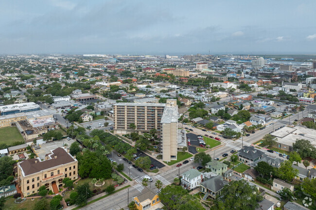 Aerial Photo - Gulf Breeze Apartments