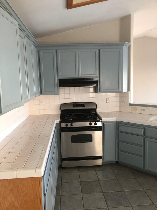 Estufa de cocina, gabinetes, encimeras. - 1634 Fir Dr