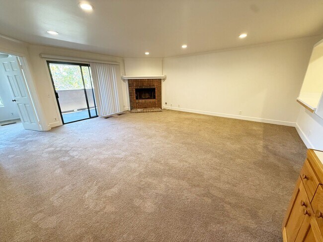 Building Photo - Spacious 2 Bed / 2 Bath Condo in Prime UTC/La Jolla Location!