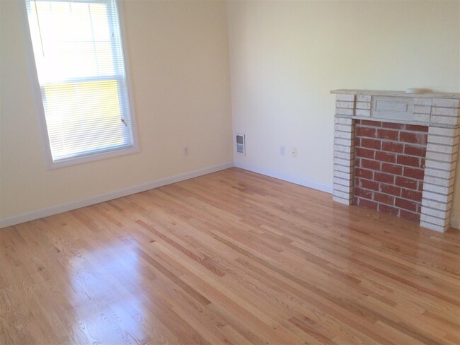 Building Photo - 16 Rockland Pl